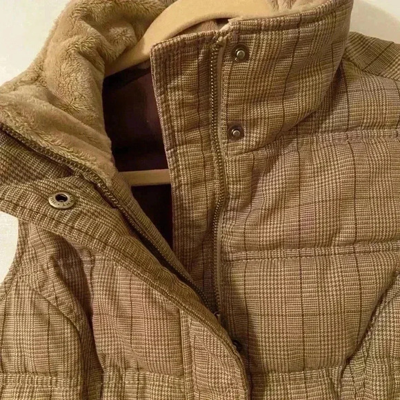 Tommy Hilfiger quilted vest for cold weather. - Picture 4 of 6